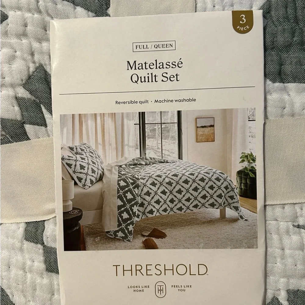 NWT Threshold Tree Pattern Matelasse Full Queen quilt set- Green and White - Picture 10 of 10